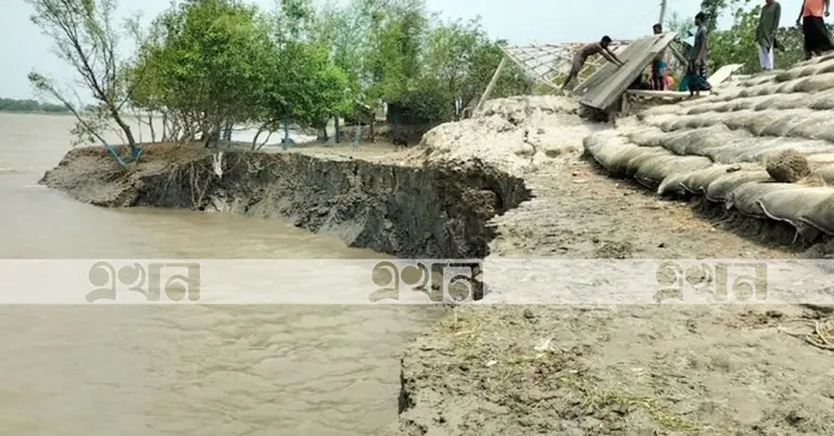 খোলপেটুয়া নদীর বেড়িবাঁধে ভাঙন